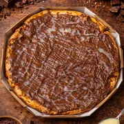 Pizza doce 6 pedaço: CHOCOBOOK - Pizza doce 6 pedaço (Ingredientes: creme de leite, mussarela, chocolate ao leite, leite condensado)