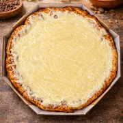 Pizza doce 6 pedaço: CHOCObLANCO - Pizza doce 6 pedaço (Ingredientes: creme de leite, mussarela, chocolate branco, leite condensado)