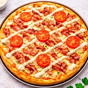 Da Ilha Tonel: Bacon - Pizza Grande (Ingredientes: Molho de Tomate Artesanal, Bacon, Cream Cheese, Queijo Mussarela, Tomate, Cebolas, Azeitonas, Orégano)