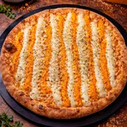 Tradicionais: TRIO DE QUEIJOS - Pizza Grande (Ingredientes: Molho de Tomate, Mussarela, Catupiry, Cheddar, Azeitona, Orégano)
