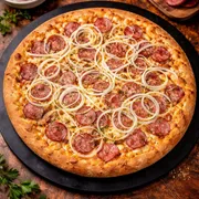 Tradicionais: CALABOOK CEBOLA - Pizza Grande (Ingredientes: Molho de Tomate, Mussarela, Calabresa, Cebola, Azeitona, Orégano)