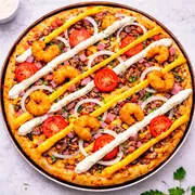 Gourmet: 8º Maravilha - Pizza Grande (Ingredientes: Molho de Tomate Artesanal, Frango, Presunto, Calabresa, Carne de Sol, Camarão a Milanesa, Bacon, Catupiry, Cheddar, Queijo Mussarela, Tomate, Cebolas, Azeitonas, Orégano)