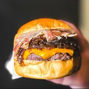 Burguers Premium: Big Boss - Sanduiches (Ingredientes: Blend fraldinha,  Cheddar duplo,  Bacon, Cebola caramelizada,  Acompanha Batata Frita Crocante e Maionese da Casa)