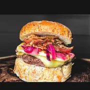 Burguers Premium: Grajaú - Sanduiches (Ingredientes: Blend fraldinha,  Mussarela,  Cebola roxa frita,  Bacon, Queijo coalho,  Acompanha Batata Frita Crocante e Maionese da Casa)
