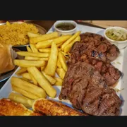 Aperitivos na Brasa: Picanha Uruguaia - Acompanha fritas, 2 queijos coalho no palito, pão de alho, farofa, chimichurri, cebola e a maionese da casa. (Aprox. 500g)