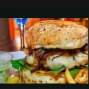 Burguers Tradicionais: Canindé - Sanduiches (Ingredientes: Blend fraldinha, Alho poró caramelizado,  Mussarela,  Rúcula,  Tomate,  Acompanha Batata Frita Crocante e Maionese da Casa)