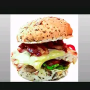 Burguers Tradicionais: Itaquera - Sanduiches (Ingredientes: Filé de Frango,  Bacon,  Mussarela,  Tomate, Tomate seco,  Alface americana,  Acompanha Batata Frita Crocante e Maionese da Casa)