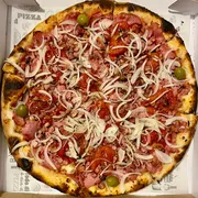 Especiais: Calabacon - Pizza Grande (Ingredientes: Molho, Calabresa Fatiada, Tomate Em Cubos, Bacon, Cebola, Alho Frito)
