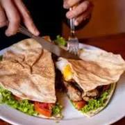 Beirutes: Chick Chick Beirute - Sanduiches (Ingredientes: Filé de Frango,  Presunto,  Mussarela,  Bacon,  Alface,  Tomate,  Maionese,  Acompanha Batata Frita Crocante e Maionese da Casa)