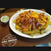 Aperitivos: Batata Frita Cream Cheddar e Bacon - Batata frita coberta com generoso molho cheddar e farofa de bacon crocante. (Aprox 400g)