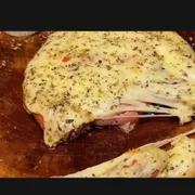 Aperitivos na Brasa: Linguiçinha de Pernil com Provolone - Linguiça de pernil artesanal preparada na brasa, coberta com queijo provolone. (Aprox. 500g)