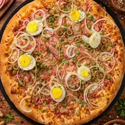 Tradicionais: PORTUGUESA SOCIAL - Pizza Grande (Ingredientes: Molho de Tomate, Mussarela, Presunto Ralado, Ervilha, Cebola, Ovo, Azeitona, Orégano)