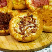 Salgadas: Esfirra Bacon - Mussarela, bacon e orégano