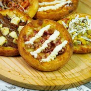 Salgadas: Esfirra Bacon com catupiry - Mussarela, bacon, catupiry e orégano