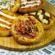 Salgadas: Esfirra Baiana - Mussarela, calabresa ralada, tomate, cebola, pimenta calabresa e orégano