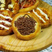 Doces: Esfirra Chocolate Preto - Mussarela e chocolate preto