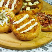 Salgadas: Esfirra Frango com catupiry - Mussarela, frango, catupiry e orégano