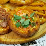 Salgadas: Esfirra Marguerita - Mussarela, tomate, manjericão e orégano