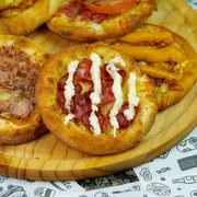 Salgadas: Esfirra Calabresa com catupiry - Mussarela, calabresa, catupiry e orégano