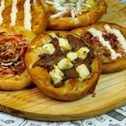 Salgadas: Esfirra Nordestina - Mussarela, carne seca, banana, queijo coalho e orégano
