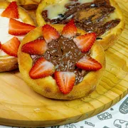 Doces: Esfirra Tentação - Mussarela, chocolate preto e morango