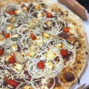 Premium Autênticas: Carne Seca com queijo coalho - Pizza Grande (Ingredientes: Molho de Tomate,  Muçarela,  Carne seca,  Queijo coalho,  Pimenta biquinho,  Cebola,  Orégano,  Azeitona verde)