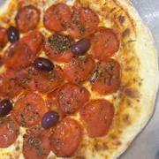 Premium Autênticas: Pepperoni Classico - Pizza Grande (Ingredientes: Molho de Tomate,  Pepperoni fatiado,  Muçarela,  Orégano fresco,  Azeitona)