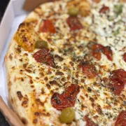 Premium Autênticas: Tomate seco com Rúcula - Pizza Grande (Ingredientes: Molho de Tomate,  Tomate seco artesanal,  Rúcula,  Muçarela,  Orégano fresco,  Azeitona)