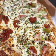 Premium Autênticas: É uma maravilha! - Pizza Grande (Ingredientes: Molho de Tomate,  Muçarela,  Peito de peru,  Cream cheese,  Alho‑poró,  Tomate‑cereja confit,  Parmesão,  Orégano,  Azeitona verde)