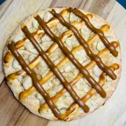 Doces Tradicionais: Banoffe - Pizza Grande (Ingredientes:  Banana,  Canela, Doce de Leite, Chocolate Branco)