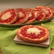 esfiha salgada: Esfiha toscana - Calabresa com mussarela