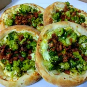 esfiha salgada: Esfiha de brócolis - Brócolis, bacon e mussarela