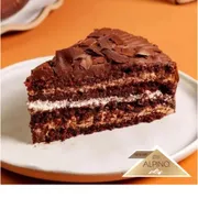 Torta: Fatia de torta Alpino - Pequenas camadas de pão de ló de chocolate, intercaladas com mousse de chocolate Alpino Nestlé® e Chantilly, cobertura de ganache de chocolate e decorada com raspas de chocolate.