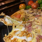 Promocional: super quatro sabor - calabresa, frango com catupiry, carne de sol, marguerita, cebola, tomate
