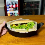 Lanches: X-Salada - Lanches (Ingredientes: Alface, Ervilha, Maionese caseira, Milho, Presunto, Queijo, Tomate, Hamburguer)