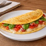 Crepiocas: Crepioca Caprese - Seven + Fit (Ingredientes: Mussarela de Búfala, Queijo Mussarela, Tomate Picado, Molho Pesto, Manjericão)