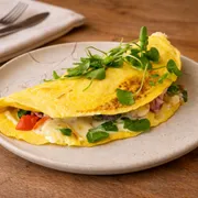 Crepiocas: Crepioca de Frango Grelhado - Seven + Fit (Ingredientes: Frango Grelhado, Ricota, Tomate Picado, Queijo Parmesão, Mini Agrião)