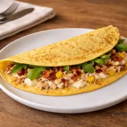 Crepiocas: Crepioca de Frango Desfiado - Seven + Fit (Ingredientes: Frango Desfiado, Cream Cheese, Milho, Farofinha de Bacon, Rúcula)