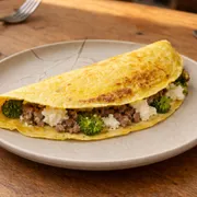 Crepiocas: Crepioca de Carne Moida com Brócolis - Seven + Fit (Ingredientes: Carne Moída, Brócolis, Ricota)