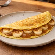 Crepioca Doce: Crepioca de Doce de Leite e Banana - Seven + Fit (Ingredientes: Banana, Doce de Leite, Canela)