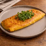 Omeletes com 3 Ovos: Omelete com Frango Desfiado - Seven + Fit (Ingredientes: Ovos, Queijo Mussarela, Frango Desfiado, Tomate Picado)