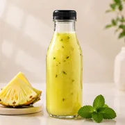 Suco: Suco de Abacaxi com Hortelã 500ml - Refrescante de verdade, feito com fruta de verdade. A acidez leve do abacaxi se equilibra com o frescor da hortelã, criando uma combinação leve, aromática e extremamente gelada. É aquele tipo de bebida que limpa o paladar e dá sensação de leveza na hora.Perfeito pra acompanhar sua refeição com um toque mais sofisticado e natural.