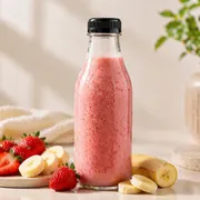 Suco: Smoothie de Morango e Banana 500ml - Cremoso, gelado e naturalmente doce. A combinação do morango com a banana cria uma textura aveludada e um sabor equilibrado, suave e marcante ao mesmo tempo. Preparado com leite, fica ainda mais encorpado e satisfatório.Ótimo pra dar aquela energia, sem abrir mão do sabor.