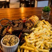 Porções: Filé Com Fritas - Porção (Ingredientes: 400g de batata frita, 400g filé mignon, acompanhada de mussarela, farofa)