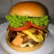 Lanches Artesanais: Artesanal Raiz da casa - Lanche (Ingredientes: bacon, bife de boi 250g, cheddar, salada, banana da terra, Pão)