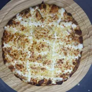Tradicional: 4 Queijos - Pizza Grande (Ingredientes: Molho de Tomate,  Parmesão,  Mussarela, Orégano, Provolone, Catupiry)