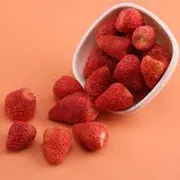 frutas secas: CHIPS DE MORANGO 50G - Chips de morango liofilizadas saudáveis e práticos, feitos 100% de fruta. Concentram o sabor natural, sendo ricos em fibras, vitaminas e antioxidantes, ideais para lanches rápidos, iogurtes ou granolas.