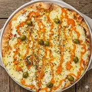 Especiais: 4 Queijos - Pizza Grande (Ingredientes: Molho de Tomate Artesanal, Mussarela Derretida, Requeijão Cremoso da Marca Scala ou Tirolez, Cheddar, Parmesão, Azeitonas Sem Caroço)