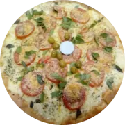 Tradicionais: Marguerita - Pizza Grande (Ingredientes: Molho de Tomate Artesanal, Mussarela Derretida, Parmesão Ralado, Rodelas Frescas de Tomate, Manjericão Fresco, Azeitonas Sem Caroço)