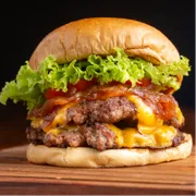 Hambúrguer Artesanal: Double Smash - Hambúrguer Artesanal (Ingredientes: 2 Carnes Artesanais 100g., 3 fatias de queijo cheddar, Cebola Roxa, Pão tipo brioche, Picles, Salada)